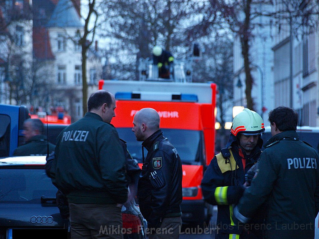 Einsatz Feuerwehr SEK Polizei Koeln Nippes Merheimerstr P173.JPG